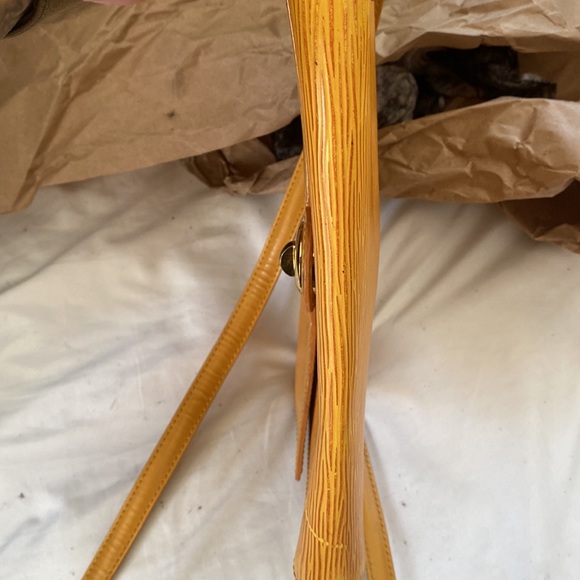 Louis Vuitton Epi Arsch Yellow Crossbody Bag - Picture 14 of 14